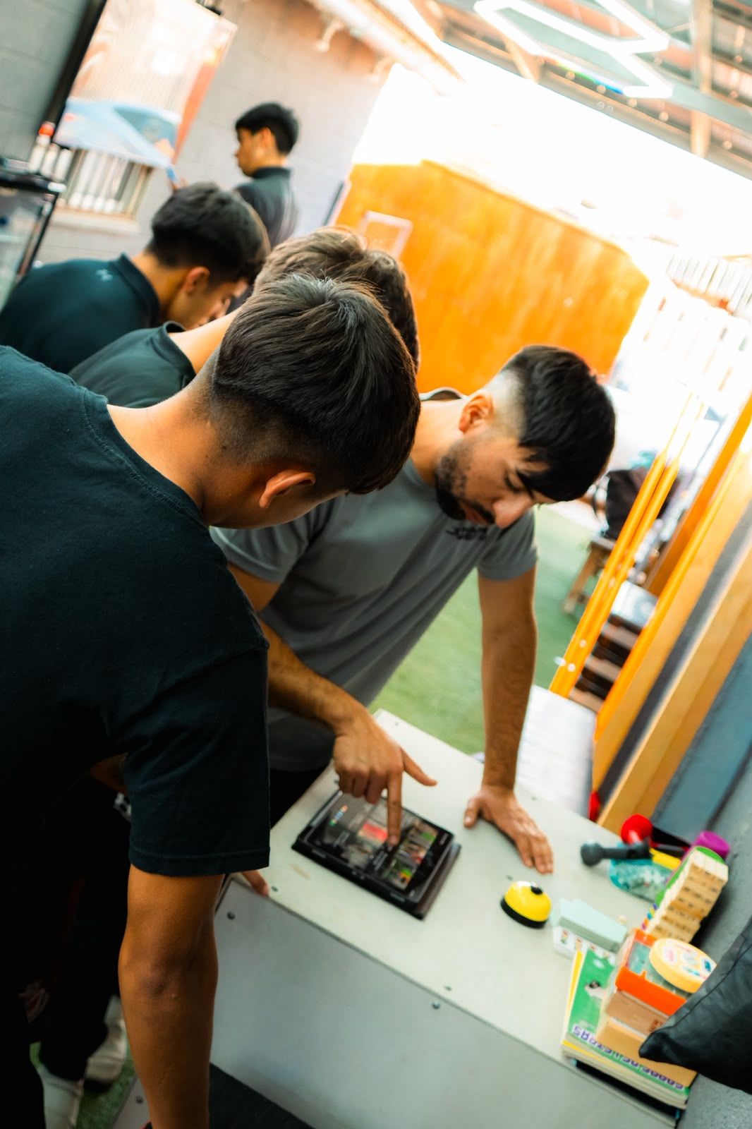 Entrenador de Mach Weiter trabajando con deportistas frente a una tablet