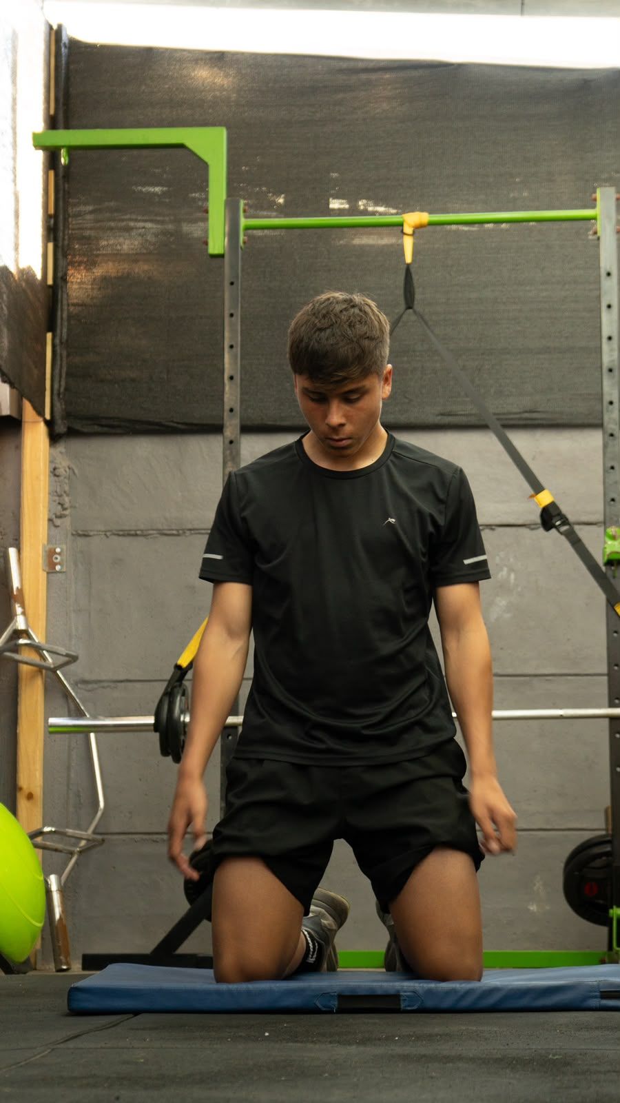 Deportista realizando un ejercicio de isquiotibiales sobre colchoneta